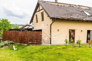 Exploze fotovoltaiky rozmetala dům na Náchodsku. Podívejte se na exkluzivní záběry hasičů